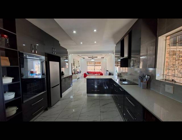 4 BEDROOM HOUSE FOR SALE IN BOOYSENS